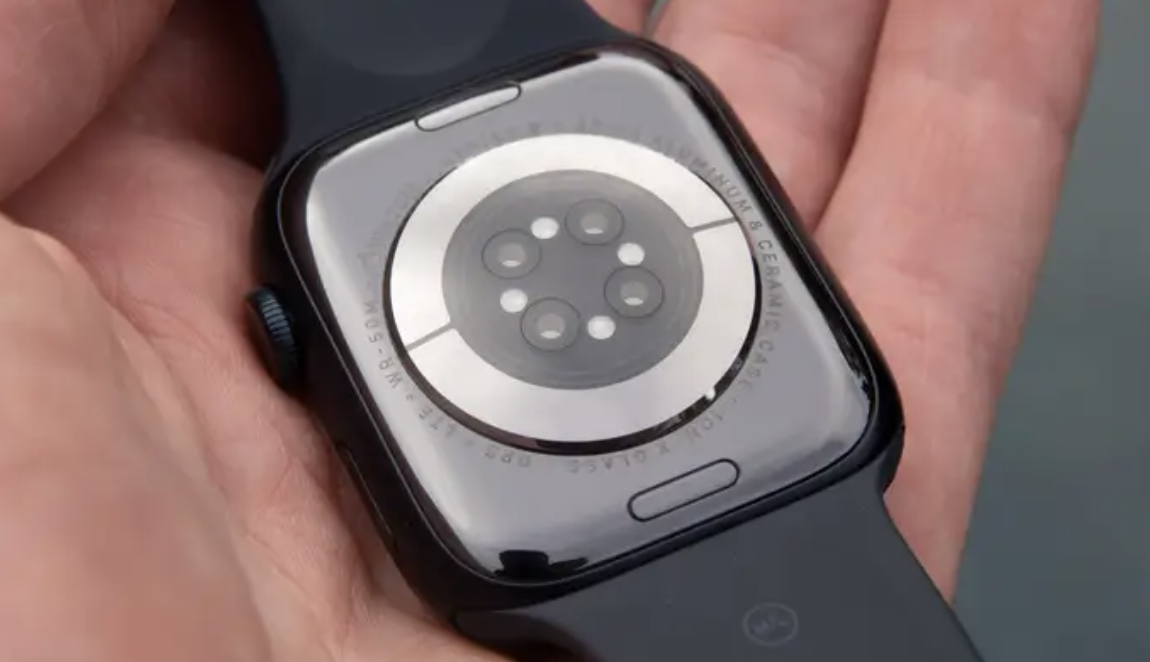 Apple Watch 8 - reverse side